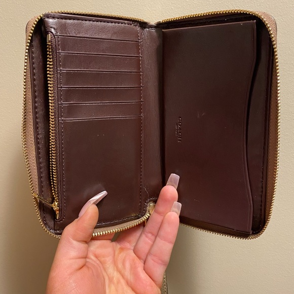 Coach wristlet - Picture 3 of 3